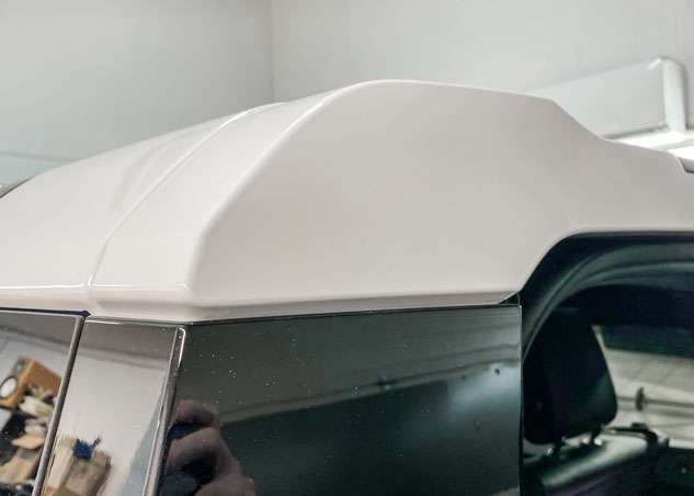 Blue Land Rover Defender roof in white after vinyl wrapping