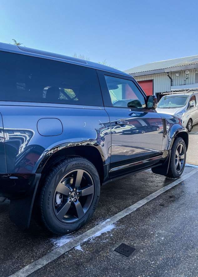 Blue Land Rover Defender roof before vinly wrapping