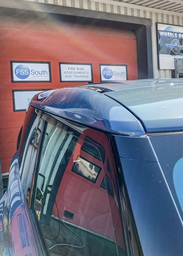 Blue Land Rover Defender before vinly wrapping roof