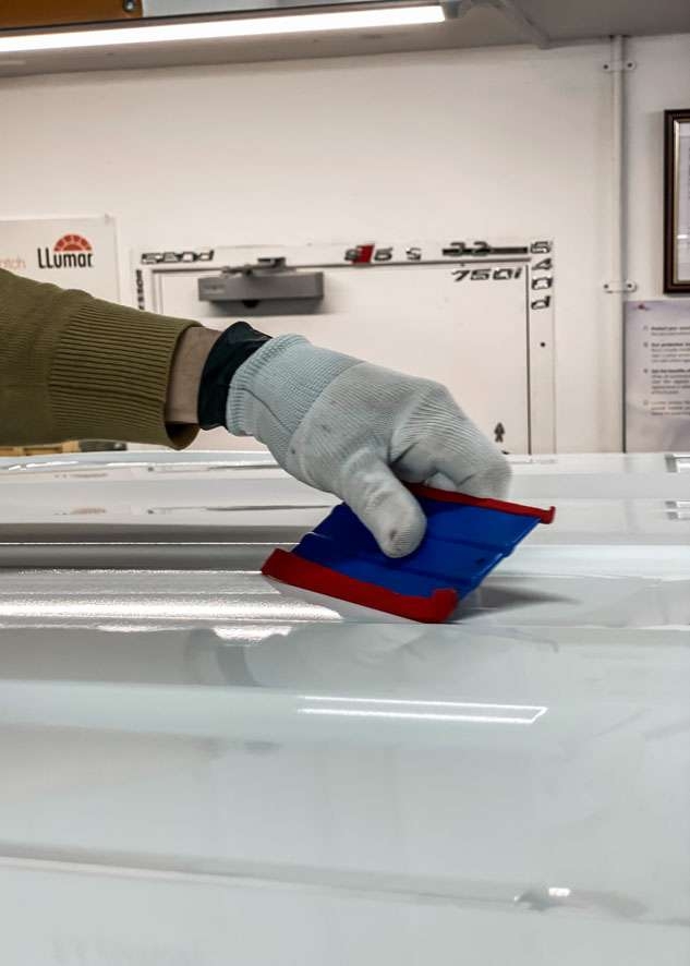Blue Land Rover Defender before vinly wrapping roof